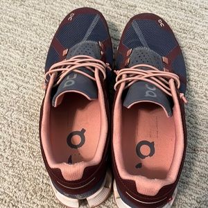 OnCloud Size 9 Woman’s Tennis Shoe